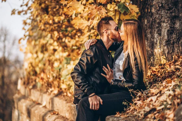 Retrato Soleado Una Joven Pareja Enamorados Caminando Parque Otoño Abrazan — Foto de Stock