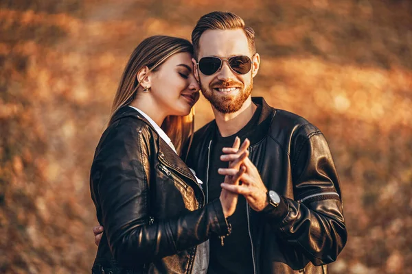 Hermosa Pareja Joven Caminando Parque Otoño Día Soleado Abrazan Sonríen — Foto de Stock