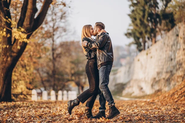 Retrato Comprimento Total Casal Amoroso Feliz Andando Livre Parque Outono — Fotografia de Stock