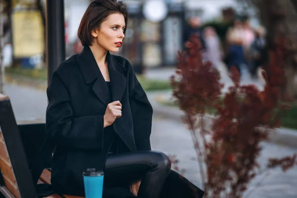 Jeune Femme Coupe Courte Aux Lèvres Rouges Vêtue Manteau Noir — Photo