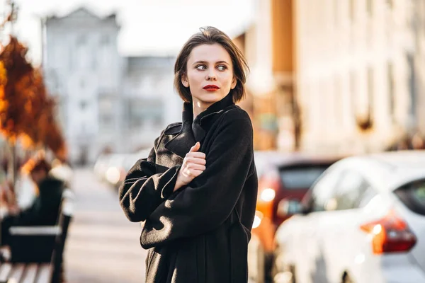 Giovane Donna Dal Taglio Corto Dalle Labbra Rosse Vestita Con — Foto Stock