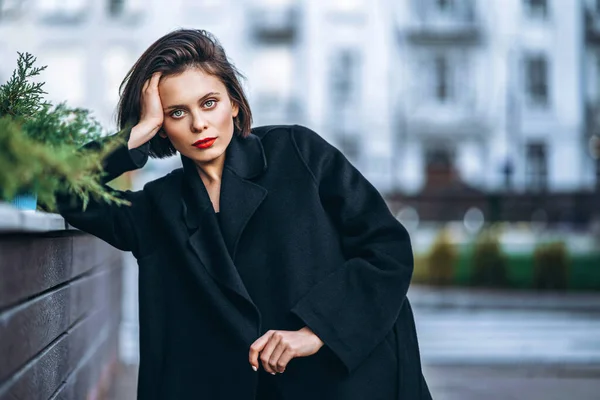 Primer Plano Retrato Mujer Joven Con Corte Pelo Corto Labios — Foto de Stock