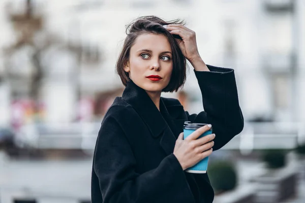 Jeune Femme Aux Lèvres Rouges Coupe Courte Vêtue Noir Posant — Photo