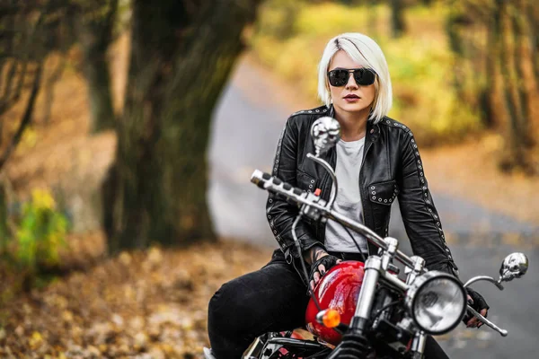 Jolie Fille Blonde Motard Lunettes Soleil Avec Moto Rouge Sur — Photo