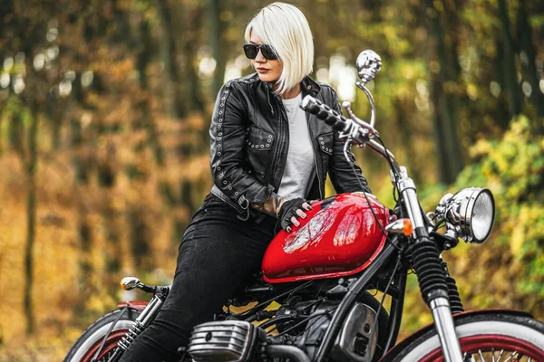 Hübsches Blondes Biker Mädchen Mit Sonnenbrille Und Rotem Motorrad Unterwegs — Stockfoto