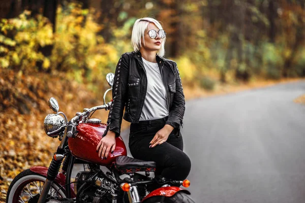 Hezké Blondýny Biker Dívka Slunečních Brýlích Červenou Motocykl Silnici Lese — Stock fotografie