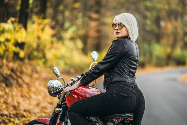 Jolie Fille Blonde Motard Lunettes Soleil Avec Moto Rouge Sur — Photo