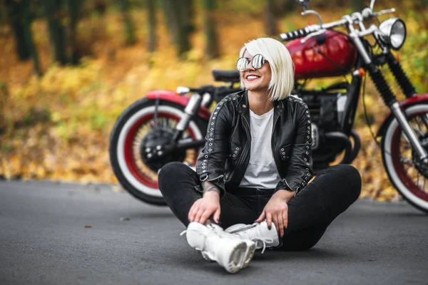 Pretty Blond Rowerzysta Dziewczyna Okularach Przeciwsłonecznych Siedzi Pobliżu Czerwonego Motocykla — Zdjęcie stockowe