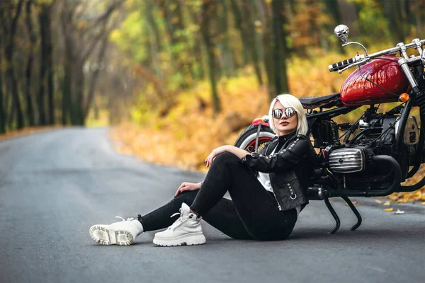 Linda Chica Ciclista Rubia Gafas Sol Sentada Cerca Motocicleta Roja — Foto de Stock