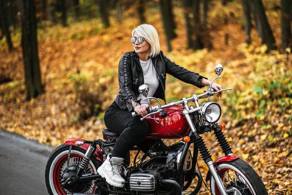 Bella Ragazza Motociclista Bionda Occhiali Sole Con Moto Rossa Sulla — Foto Stock