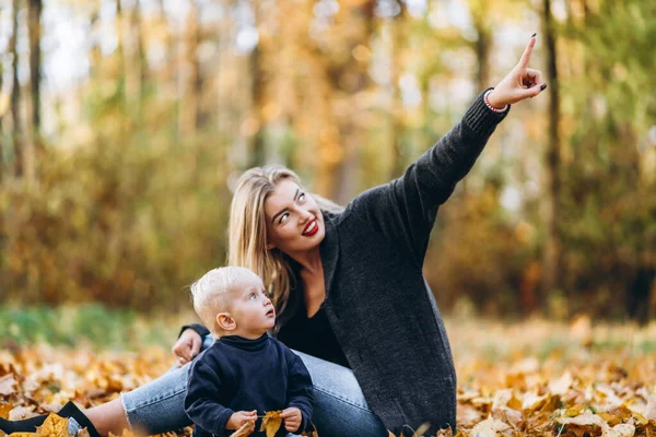 Mère Heureuse Avec Son Petit Fils Amusent Dans Parc Ville — Photo