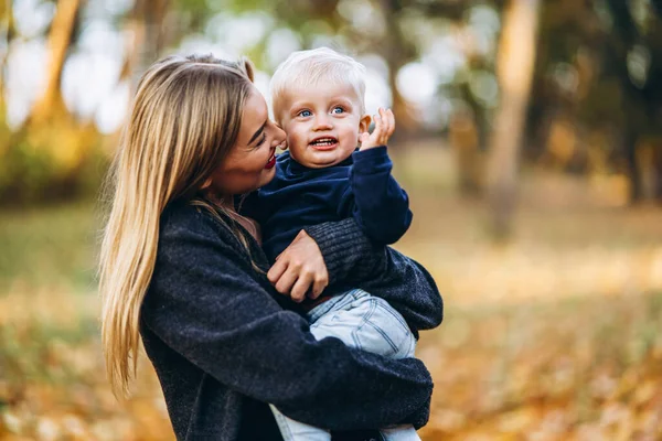 Mãe Feliz Com Seu Filhinho Divertir Parque Cidade Com Folhas — Fotografia de Stock