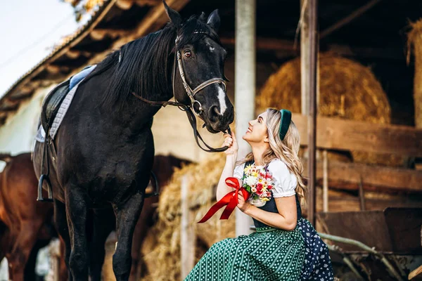 Jolie Blonde Robe Traditionnelle Occupe Gros Cheval Noir Ferme Animaux — Photo