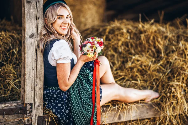 Jolie Blonde Dirndl Robe Fête Traditionnelle Avec Bouquet Fleurs Champ — Photo