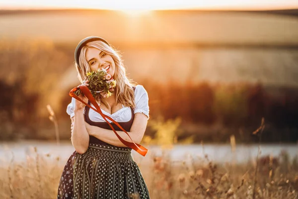 Hezká Blondýnka Dirndl Tradiční Slavnostní Šaty Držící Dva Džbány Piva — Stock fotografie