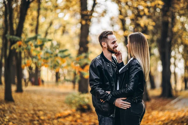 Hermosa Pareja Joven Caminando Parque Otoño Día Soleado Abrazan Sonríen — Foto de Stock