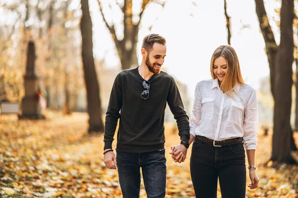 Retrato Jovem Casal Amoroso Homem Mulher Abraçando Sorrindo Fundo Parque — Fotografia de Stock