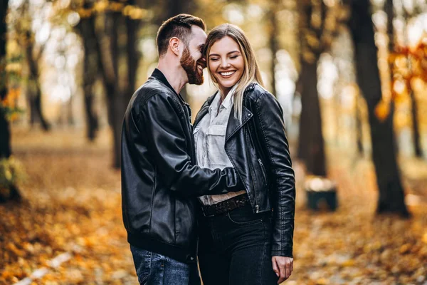 Retrato Jovem Casal Amoroso Homem Mulher Abraçando Sorrindo Fundo Parque — Fotografia de Stock