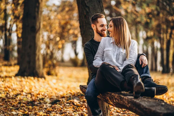 Een Jong Liefdevol Stel Zittend Een Houten Bank Het Bos — Stockfoto