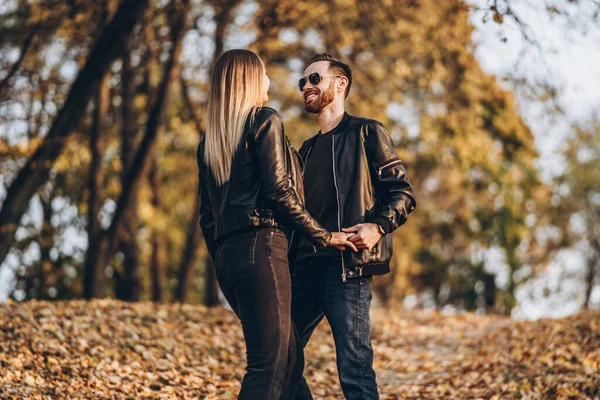 Güneşli Bir Günde Sonbahar Parkında Yürüyen Güzel Genç Bir Çift — Stok fotoğraf