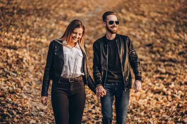 Mooi Jong Koppel Wandelend Het Najaarspark Een Zonnige Dag Knuffelen — Stockfoto