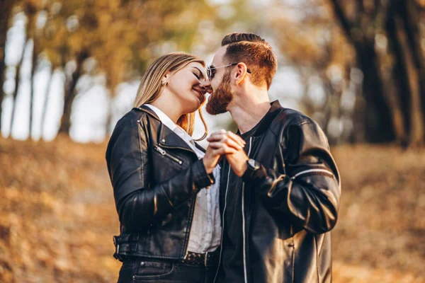 Mooi Jong Koppel Wandelend Het Najaarspark Een Zonnige Dag Knuffelen — Stockfoto