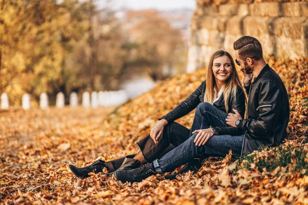 Retrato Una Joven Pareja Amorosa Sentada Hoja Otoño Disfrutando Naturaleza —  Fotos de Stock