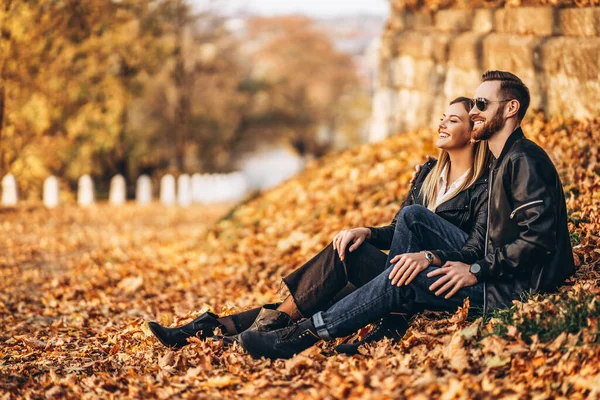 Portrait Jeune Couple Amoureux Assis Dans Feuille Automne Profitant Nature — Photo