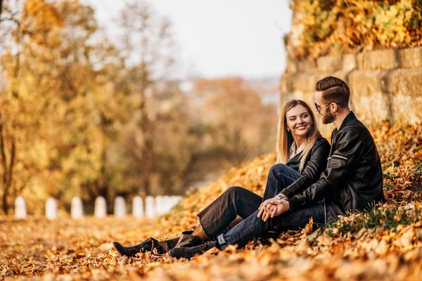 Retrato Jovem Casal Amoroso Sentado Folha Outono Apreciando Natureza História — Fotografia de Stock