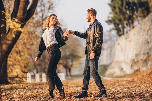 Full Length Portret Van Een Gelukkig Liefdevol Echtpaar Wandelen Buiten — Stockfoto