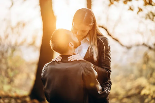 Casal Jovem Beijando Fundo Parque Outono Homem Levantou Sua Mulher — Fotografia de Stock