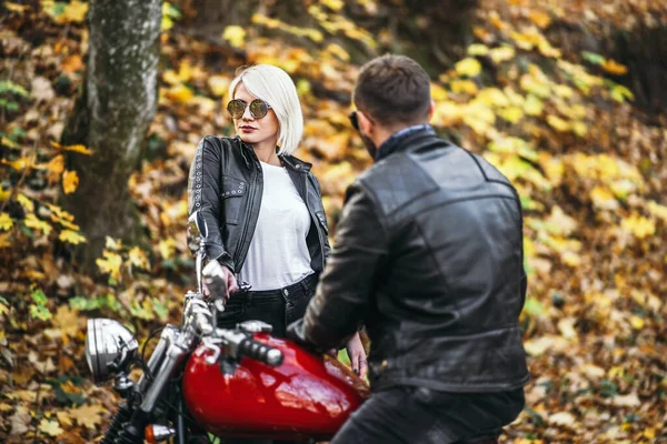 Bella Coppia Vicino Moto Rossa Sulla Strada Nella Foresta Con — Foto Stock