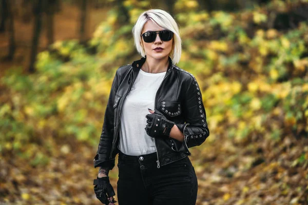 Jolie Blonde Motard Style Femmes Veste Cuir Noir Avec Des — Photo