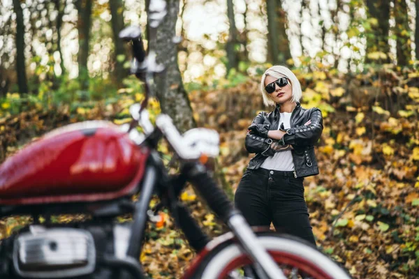 Ładna Blondynka Rowerzysta Dziewczyna Okularach Przeciwsłonecznych Czerwonym Motocyklem Drodze Lesie — Zdjęcie stockowe