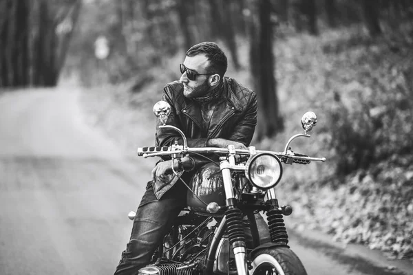 Homem Brutal Barbudo Óculos Sol Jaqueta Couro Sentado Uma Motocicleta — Fotografia de Stock