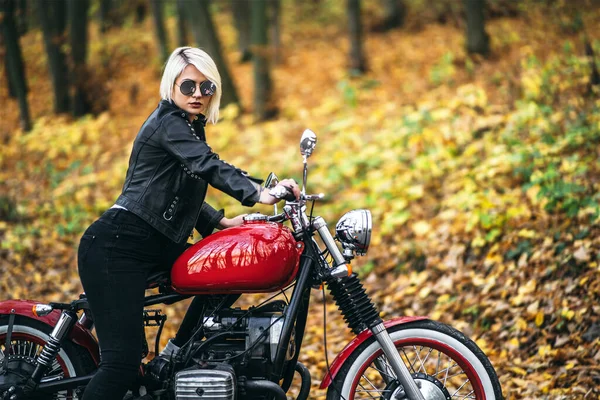 Linda Chica Motociclista Rubia Gafas Sol Con Motocicleta Roja Carretera — Foto de Stock