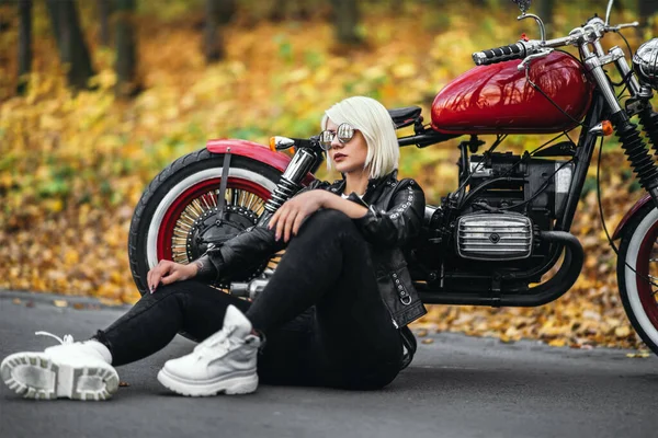 Jolie Fille Blonde Motard Lunettes Soleil Assise Près Moto Rouge — Photo