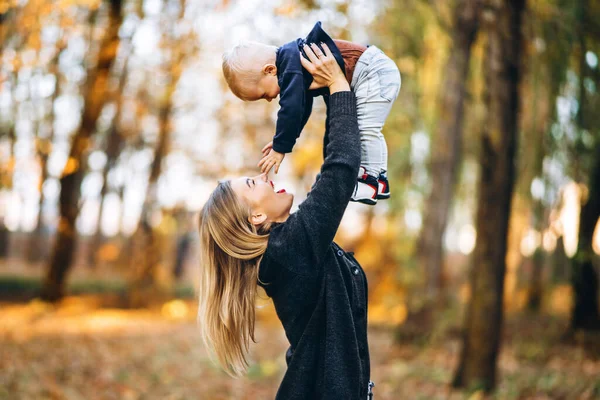 Mãe Feliz Com Seu Filhinho Divertir Parque Cidade Com Folhas — Fotografia de Stock