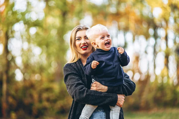 Mãe Feliz Com Seu Filhinho Divertir Parque Cidade Com Folhas — Fotografia de Stock