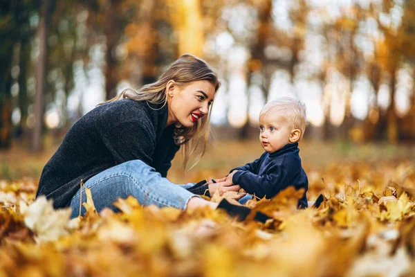 Gelukkig Moeder Met Haar Kleine Zoontje Veel Plezier Het Stadspark — Stockfoto