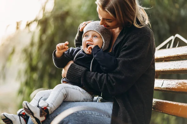 Felice Madre Con Suo Piccolo Bambino Divertono Nel Parco Della — Foto Stock