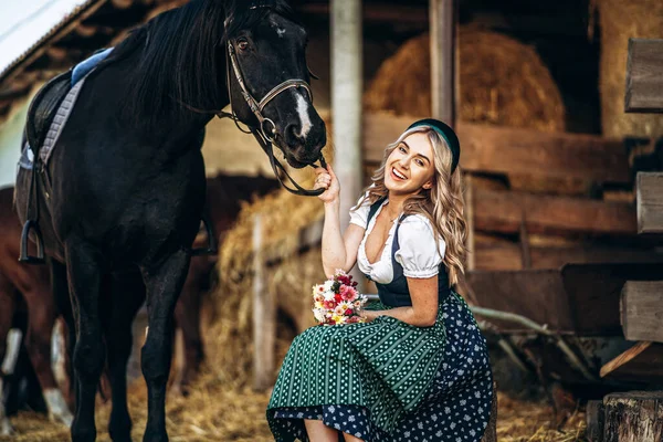 Jolie Blonde Robe Traditionnelle Occupe Gros Cheval Noir Ferme Animaux — Photo