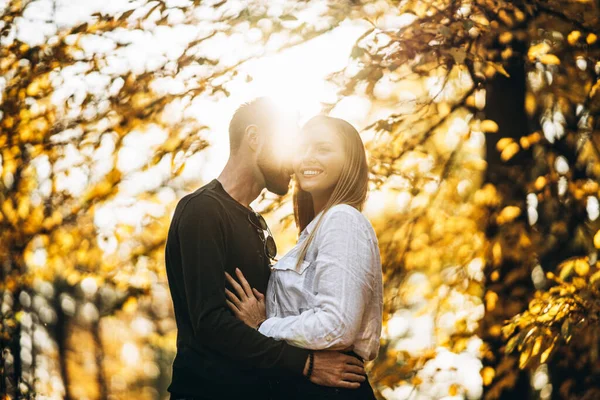 Portrait Ensoleillé Jeune Couple Amoureux Marchant Dans Parc Automne Ils — Photo