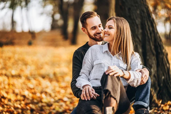 Young Loving Couple Sitting Wooden Bench Forest Man Woman Hugging — Stock Photo, Image