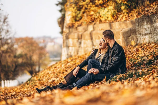 Sonbahar Yaprağında Oturan Doğanın Tadını Çıkaran Genç Bir Çiftin Portresi — Stok fotoğraf