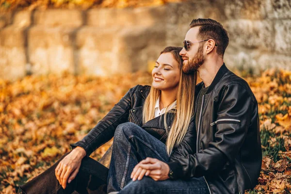 Retrato Jovem Casal Amoroso Sentado Folha Outono Apreciando Natureza História — Fotografia de Stock