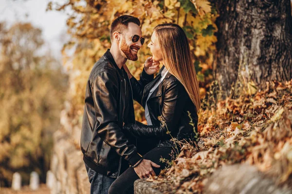 Retrato Soleado Una Joven Pareja Enamorados Caminando Parque Otoño Abrazan — Foto de Stock