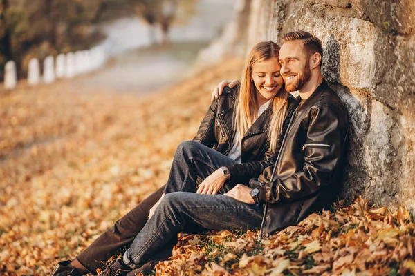 Retrato Una Joven Pareja Amorosa Sentada Hoja Otoño Cerca Pared —  Fotos de Stock