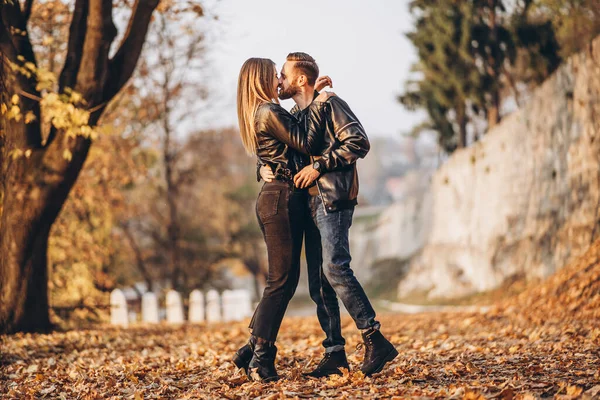 Plně Dlouhý Portrét Šťastného Milujícího Páru Který Prochází Venku Podzimním — Stock fotografie