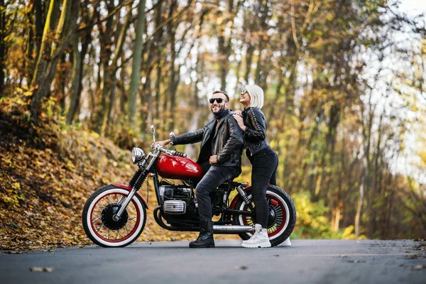 Casal Bonito Perto Motocicleta Vermelha Estrada Floresta Com Fundo Colorido — Fotografia de Stock